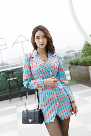 普京发现女士没酒杯后让出自己的