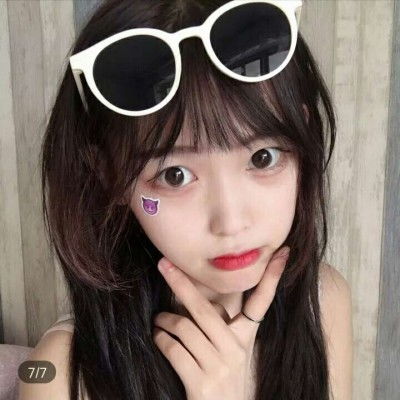 爱屋及乌?关晓彤穿短裙踢足球 向男友鹿晗靠齐