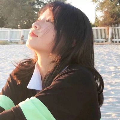 在地铁上用外套擦血的女孩报平安