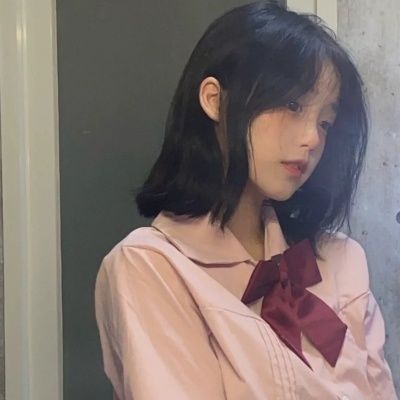 爱屋及乌？关晓彤穿短裙踢足球 向男友鹿晗靠齐