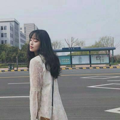 在地铁上用外套擦血的女孩报平安